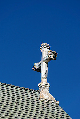 포토 JPG 해외이미지 외관 기독교 종교 십자가 하늘 지붕 사람없음 장식 파란색 성당 교회 페인트 손상 할로윈 조약돌 흰색 시골 거친 화려 중세 역사 유령 버리기 부식 첨탑 고딕 보호구역 썩음 옛날 해외202004 해외포토 컬러 컨셉 종교건축 모션 건물 탑 돌_바위 구역 파일형식 이미지허브