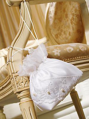 포토 JPG 해외이미지 전통 디자인 여자 리본 결혼 가방 장신구 결혼식 사람 성인 사람없음 장식 유행 핸드백 흰색 축하 면 화려 지갑 고급 우아함 저녁 실크 미용사 순수 싱글 부드러움 약혼 베일 파우치 해외202004 해외포토 직업 잡화 컬러 컨셉 이벤트 직물 감각 야간 약속 파일형식 이미지허브