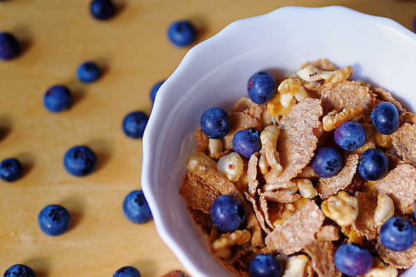 포토 JPG 해외이미지 라이프스타일 열매 유럽 음식 백그라운드 다이어트 과일 건강 사람없음 검은색 견과류 신선 항아리 사발 아침식사 정상 시리얼 블루베리 꿀 요거트 뮤즐리 석판 오트밀 귀리 해외202004 해외포토 식물 나라 컬러 유제품 곡류 생활 식사 도자기 사기그릇 파일형식 이미지허브