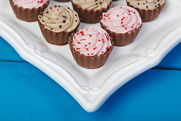 포토 JPG 해외이미지 접시 음식 분홍색 크리스마스 디저트 사탕 종류 사람없음 빨간색 파란색 초콜릿 얼음 희망 흰색 그룹 우아함 달콤 작음 컵케이크 뿌리기 만족 모음 충동구매 해외202004 해외포토 자연요소 식기 기념일 감정 컬러 컨셉 모션 쇼핑 케이크 맛 크기 과소비 파일형식 이미지허브