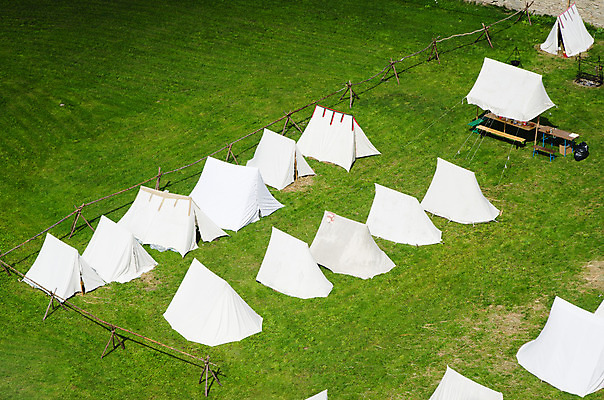 포토 JPG 해외이미지 계절 여행 꽃무늬 밭 자연 하늘 휴가 산 주택 텐트 풍경 잔디 사람없음 야외 초록색 여름 노란색 여행객 봄 캠핑 하이킹 흰색 시골 침대 잠 그룹 배열 남쪽 설치 원정 줄서기 많음 해외202004 해외포토 식물 꽃 컬러 가구 컨셉 무늬 농업 모션 레저 캠핑도구 사람 건물 방향 생태계 파일형식 이미지허브