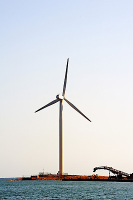 포토 JPG 해외이미지 산업 바다 비즈니스 자연 하늘 바람 사람없음 초록색 물 파란색 글로벌 환경 탑 항구 힘 재활용 풍차 발전기 에너지 프랑스 변화 보호 세대 유지 방앗간 혁명 개발 마르세유 효율 공급 해외202004 해외포토 자연요소 건축물 유럽 컬러 컨셉 교통시설 날씨 발전소 친환경 생태계 파일형식 이미지허브