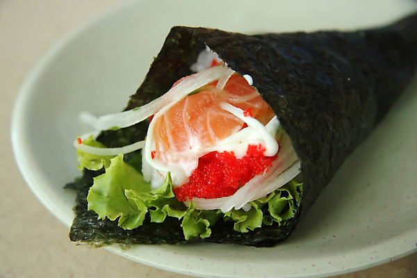 포토 JPG 해외이미지 전통 접시 손 아시아 음식 건강 어류 요리 동양인 사람없음 일본 식사 초밥 회 신선 자르기 배열 먹기 해산물 준비 날것 롤 연어 해외202004 해외포토 식기 나라 모션 인종 신체부위 수중동물 일본음식 파일형식 이미지허브