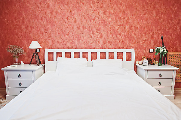 포토 JPG 해외이미지 디자인 벽 가구 건축양식 베개 침구 호텔 휴식 아파트 주택 실내 사람없음 내부 목재 장식 소파 침실 방 흰색 침대 램프 잠 재산 고급 우아함 야간 시트 여관 해외202004 해외포토 자연요소 나무 건축 컬러 생활용품 컨셉 의자 재료 숙소 조명 건물 금융 파일형식 이미지허브