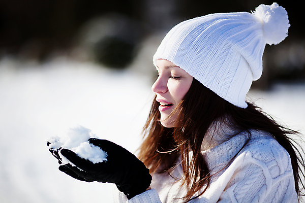 포토 JPG 해외이미지 나무 백인 모델 라이프스타일 여자 행복 얼굴 백그라운드 컨셉 크리스마스 겨울 자연 휴가 새로움 관리 한명 미소 사람 성인 야외 10대 파란색 청춘 유행 기쁨 추위 흰색 숲 시원함 연도 폭설 해외202004 해외포토 서양인 식물 1 계절 기념일 감정 컬러 청소년 눈_날씨 표정 생활 신체부위 자연재해 생태계 파일형식 이미지허브