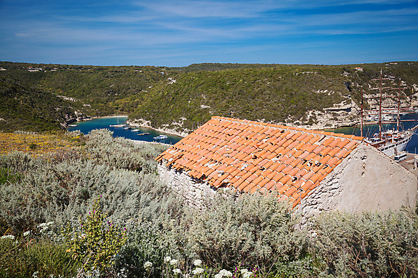 포토 JPG 해외이미지 캐릭터 유럽 모래 바다 자연 하늘 휴가 주택 풍경 사람없음 물 파란색 마을 어둠 프랑스 바위 흰색 저녁 땅 지중해 내추럴 코르시카 해외202004 해외포토 자연요소 나라 컬러 섬 건물 돌_바위 야간 생태계 파일형식 이미지허브