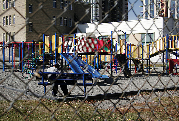 포토 JPG 해외이미지 어린이 모래 창문 놀이 주택 사람없음 빨간색 파란색 울타리 장비 놀이터 그네 해외202004 해외포토 컬러 사람 건물 담장 파일형식 이미지허브