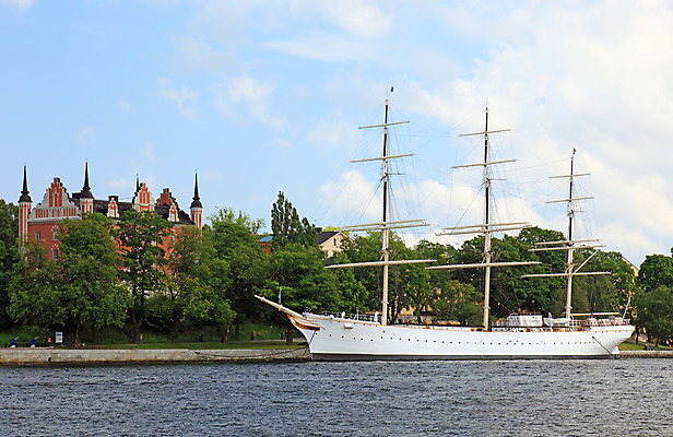 포토 JPG 해외이미지 나무 구름 전통 유럽 문화 바다 여행 요트 건축양식 교통시설 하늘 휴가 프레임 항해 스웨덴 사람없음 초록색 물 여름 파란색 빛 도시풍경 햇빛 반사 여행객 항구 도시 보트 센터 가득함 복고 장면 승객 타운 스칸디나비아 스톡홀름 옛날 해외202004 해외포토 자연요소 식물 계절 건축 나라 컬러 교통 배_교통 북유럽 사람 풍경 태양 시설 파일형식 이미지허브