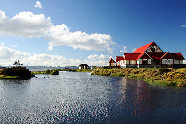 포토 JPG 해외이미지 전통 종교 섬 건축양식 지붕 새로움 주택 풍경 사람없음 건물 목재 빨간색 강 교회 황무지 남쪽 오리지널 해외202004 해외포토 나무 건축물 건축 컬러 컨셉 재료 종교건축 방향 파일형식 이미지허브