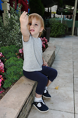 포토 JPG 해외이미지 백인 라이프스타일 꽃 포즈 자연 휴가 한명 여름 아기 휴양지 해외202004 해외포토 서양인 식물 1 계절 사람 생활 장소 생태계 파일형식 이미지허브