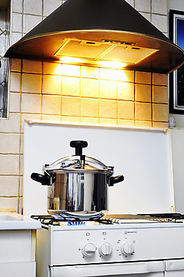 포토 JPG 해외이미지 직업 전통 음식 채소 주방용품 주택 건강 손잡이 사람없음 파란색 세트 금속 주방 수확 흰색 뜨거움 냄비 수증기 호루라기 오브젝트 속도 보안 프랑스어 고립 규격 스테인레스 해외202004 해외포토 문자 컬러 생활용품 농업 재질 안전 건물 솥 파일형식 이미지허브