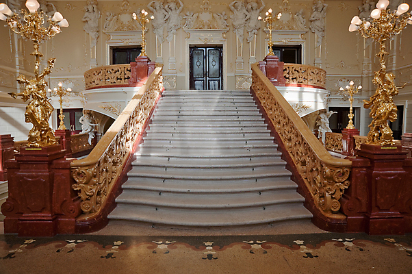 포토 JPG 해외이미지 전통 문화 건축양식 조명 바닥 실내 사람없음 내부 건물 장식 빨간색 조각상 계단 궁전 무대 기둥 화려 복도 역사 재산 황금 클래식 고급 우아함 극장 대리석 단계 빛망울 르네상스 바로크 옛날 우크라이나 웅장함 스타일 세련 해외202004 해외포토 건축물 건축 유럽 컬러 컨셉 고건축 재료 금융 빛 조형물 파일형식 이미지허브