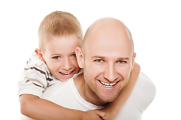 포토 JPG 해외이미지 백인 라이프스타일 응시 남자 행복 아들 얼굴 어린이 가족 함께함 건강 사랑 사람 소년 성인 두명 약 머리 우정 흰색 자녀 아빠 자르기 대머리 고립 적자 해외202004 해외포토 서양인 헤어스타일 시선 감정 컬러 컨셉 의학 관계 모션 생활 신체부위 친구 파일형식 이미지허브