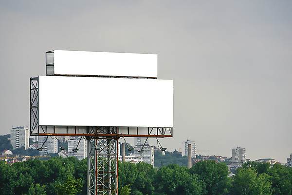 포토 JPG 해외이미지 주간 하늘 나뭇잎 간판 프레임 광고판 사람없음 야외 도심 흐림 옥외간판 옥외광고 목업 해외202004 해외포토 자연요소 잎 날씨 알림판 도시 판 파일형식 이미지허브
