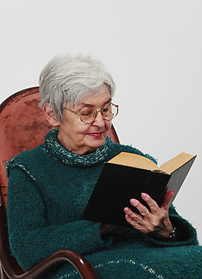 포토 JPG 해외이미지 백인 여자 노년 안경 할머니 의자 엄마 휴식 친절 한명 사람 앉기 책 초록색 독서 성경 회색 표현 읽기 고립 연금 옛날 주목 해외202004 해외포토 서양인 1 잡화 컬러 가구 컨셉 종교용품 가족 모션 성인 파일형식 이미지허브