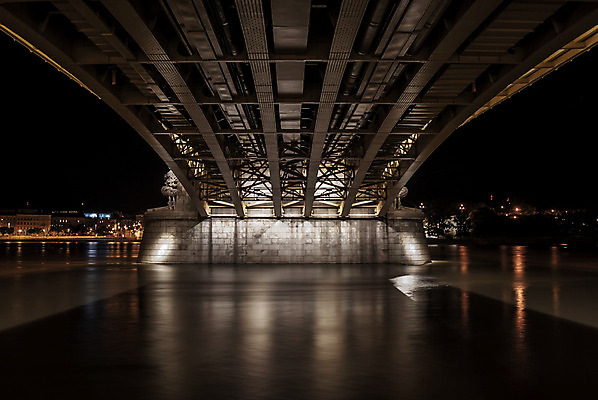 포토 JPG 해외이미지 유럽 파도 건축양식 전등 사람없음 야외 건물 물 강 반사 흐름 기둥 도시 저녁 연결 아래 장노출 다뉴브강 부다페스트 철강 콘크리트 해외202004 해외포토 자연요소 건축물 건축 나라 바다 컨셉 조명 촬영기법 야간 방향 위치 헝가리 파일형식 이미지허브