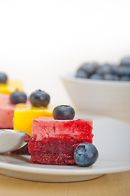 포토 JPG 해외이미지 접시 디저트 사람없음 아웃포커스 숟가락 달콤 블루베리 무스케이크 해외202004 해외포토 식기 음식 과일 촬영기법 수저 케이크 맛 파일형식 이미지허브