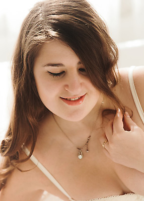 포토 JPG 해외이미지 헤어스타일 여자 행복 얼굴 목걸이 창문 베개 아침 휴식 주택 갈색머리 실내 한명 빛 태양 섹시 평화 맑음 어둠 침실 흰색 침대 닫기 보석 거짓말 혼자 해외202004 해외포토 주간 자연요소 1 감정 컬러 가구 컨셉 장신구 침구 모션 날씨 사람 내부 건물 신체부위 광석 파일형식 이미지허브