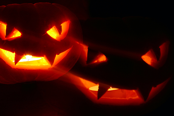 포토 JPG 해외이미지 촛불 호박 미소 사람없음 장식 노란색 파티 검은색 어둠 할로윈 가을 등불 잭오랜턴 호러 해외202004 해외포토 계절 컬러 채소 초 조명 표정 이벤트 공포 파일형식 이미지허브