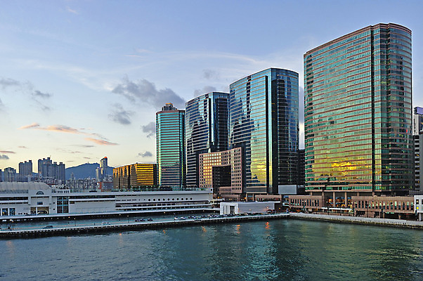 포토 JPG 해외이미지 아시아 바다 여행 비즈니스 건축양식 유리 하늘 휴가 동양인 풍경 사람없음 건물 금융 경제 빛 도시풍경 컬러풀 사무실 탑 항구 고층빌딩 중국 바위 도시 도심 야간 큼 바쁨 네온 장면 포트 홍콩 스카이라인 서쪽 절정 철강 해외202004 해외포토 자연요소 건축물 건축 나라 컬러 교통시설 재질 인종 빌딩 돌_바위 크기 방향 파일형식 이미지허브