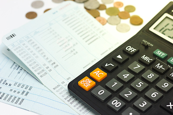 포토 JPG 해외이미지 백그라운드 컨셉 돈 비즈니스 사람없음 금융 경제 쌓기 동전 저축 계산기 계산 투자 이익 회계 계산서 대출 계좌 해외202004 해외포토 모션 문구용품 장비 재산 파일형식 이미지허브