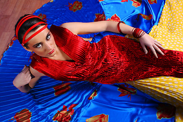 포토 JPG 해외이미지 모델 응시 드레스 여자 산업 벽 신체 공장 한명 사람 빨간색 파란색 컬러풀 섹시 뜨거움 화려 고급 우아함 달콤 유혹 왼쪽 만족 배려 심각 이국적 철강 스타일 해외202004 해외포토 1 시선 옷 감정 컬러 컨셉 공업 맛 방향 파일형식 이미지허브