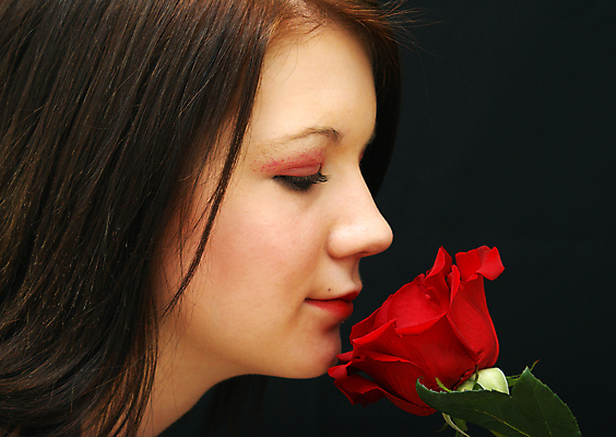 포토 JPG 해외이미지 백인 여자 꽃 행복 얼굴 갈색머리 발렌타인데이 선물 사랑 한명 사람 빨간색 장미 코 냄새 해외202004 해외포토 서양인 식물 1 헤어스타일 감정 컬러 데이이벤트 신체부위 파일형식 이미지허브