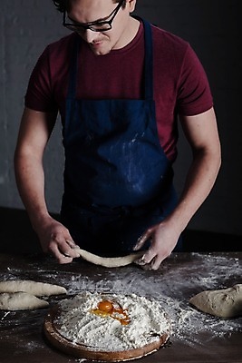 포토 JPG 해외이미지 직업 음식 비즈니스 탁자 실내 한명 사람 상점 요식업 앞치마 빵집 작업 굽기 직원 준비 반죽 바쁨 밀가루 밀가루반죽 섞기 제빵사 페스츄리 해외202004 해외포토 1 산업 빵 가구 내부 가루 구이 파일형식 이미지허브