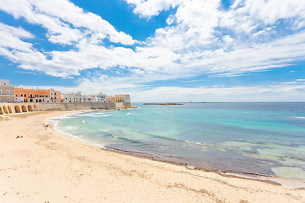 포토 JPG 해외이미지 전통 유럽 모래 바다 여행 건축양식 자연 하늘 휴가 한명 풍경 물 여름 컬러풀 햇빛 수영 이탈리아 산책로 도시 만 중세 역사 발자국 지중해 스카이라인 터키석 수평선 해외202004 해외포토 자연요소 1 계절 건축 나라 길 컬러 자국 사람 태양 수상스포츠 보석 생태계 파일형식 이미지허브