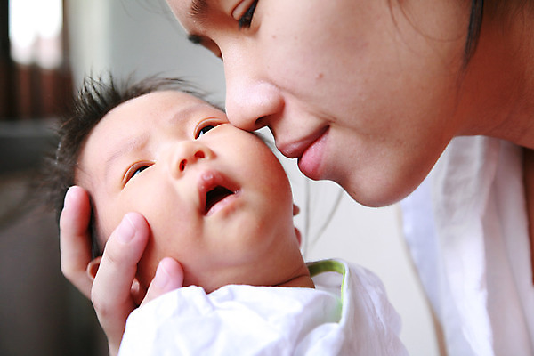 포토 JPG 해외이미지 손 여자 딸 행복 얼굴 어린이 음식 2 가족 포옹 엄마 열쇠 친절 키스 사랑 미소 사람 성인 두명 파란색 방 터치 흰색 아기 잡기 먹기 피부 입술 슛 걸음마 고립 돌봄 해외202004 해외포토 감정 컬러 관계 안기 모션 표정 신체부위 애정표현 파일형식 이미지허브