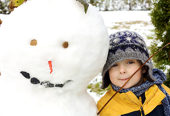 포토 JPG 해외이미지 남자 행복 어린이 겨울 눈사람 한명 소년 야외 목도리 추위 소년한명만 해외202004 해외포토 1 잡화 계절 감정 사람 남자한명만 소년만 파일형식 이미지허브