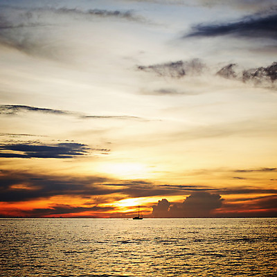 포토 JPG 해외이미지 구름 파도 바다 여행 하늘색 태국 자연 하늘 휴가 휴식 바닥 파노라마 풍경 사람없음 물 여름 파란색 빛 컬러풀 햇빛 태양 침묵 황혼 일몰 새벽 거울 보트 야간 크리스탈 정사각형 암초 석호 안다만 이국적 파라다이스 해외202004 해외포토 자연요소 도형 계절 아시아 컬러 컨셉 배_교통 촬영기법 노을 소리 광석 생태계 파일형식 이미지허브