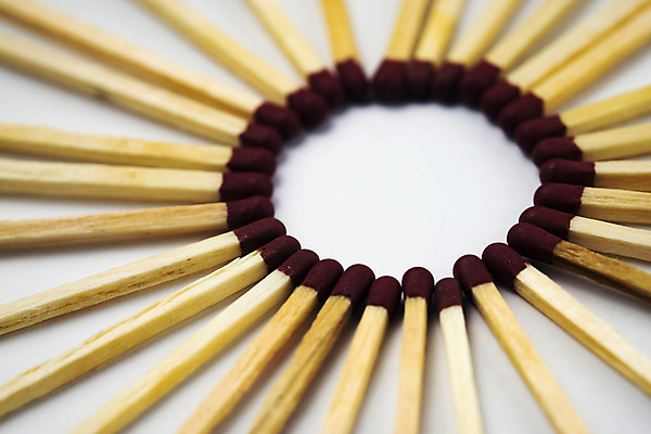 포토 JPG 해외이미지 백그라운드 탁자 불 추상 사람없음 목재 빨간색 태양 검은색 반지 그룹 정상 소프트포커스 심볼 묘사 오브젝트 질감 보안 수목 옛날 스타일 해외202004 해외포토 자연요소 나무 컬러 가구 무늬 재료 장신구 촬영기법 안전 파일형식 이미지허브