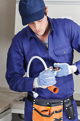 포토 JPG 해외이미지 백인 모델 직업 1 남자 유니폼 한명 사람 정장 20대 성인 세로 파란색 공구 스패너 잡기 작업 재산 수리 싱크대 고정 배관공 옛날 재주꾼 해외202004 해외포토 서양인 옷 컬러 모션 청년 금융 도구 개수대 파일형식 이미지허브