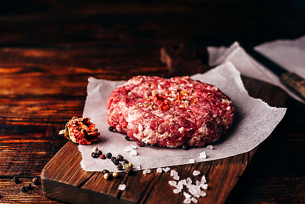 포토 JPG 해외이미지 식재료 실내 사람없음 향신료 소금 패티 나무도마 나무탁자 통후추 종이호일 해외202004 해외포토 탁자 도마 내부 목재 후추 향미료 파일형식 이미지허브