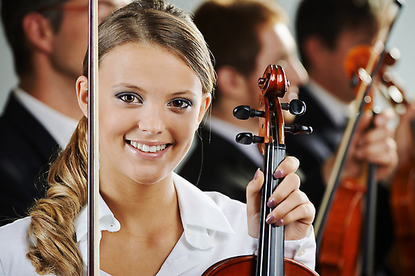 포토 JPG 해외이미지 백인 응시 여자 남자 행복 음악 기술 사람 가로 세명 음악가 클래식 바이올린 긍정 예술가 바이올리니스트 오케스트라 교향곡 성인여자만 해외202004 해외포토 서양인 직업 시선 감정 컨셉 현악기 문화예술 연주자 악단 여자만 성인만 파일형식 이미지허브