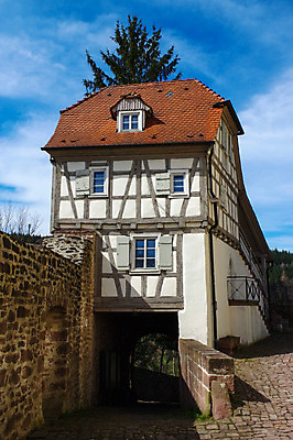 포토 JPG 해외이미지 나무 전통 디자인 외관 문화 얼굴 건축양식 창문 가족 하늘 주택 프레임 잔디 사람없음 목재 초록색 여름 파란색 마을 바위 흰색 도시 중세 역사 재산 고급 시골집 복고 이웃 내추럴 교외 옛날 진짜 스타일 해외202004 해외포토 식물 계절 건축 컬러 컨셉 재료 관계 건물 신체부위 금융 돌_바위 파일형식 이미지허브