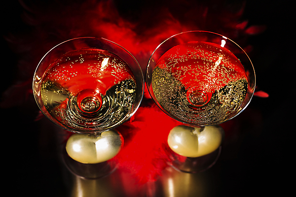 포토 JPG 해외이미지 모양 기념일 행복 음료 백그라운드 컨셉 2 유리 새로움 기념 발렌타인데이 선물 사랑 이벤트 사람없음 장식 빨간색 빛 섹시 파티 우주 와인 검은색 축제 하트 축하 알코올 인사 신용카드 생일 날짜 고급 샴페인 연도 오브젝트 해외202004 해외포토 감정 컬러 데이이벤트 재질 주류 금융 예절 파일형식 이미지허브