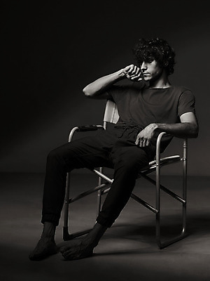 포토 JPG 해외이미지 백인 라이프스타일 남자 행복 감정 얼굴 성공 실내 한명 미소 사람 소년 성인 긍정 해외202004 해외포토 서양인 1 어린이 컨셉 표정 내부 생활 신체부위 파일형식 이미지허브