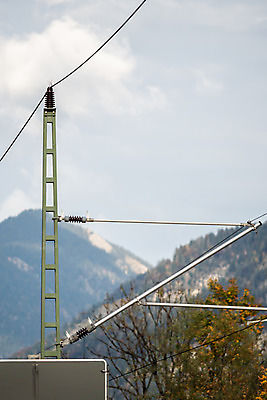 포토 JPG 해외이미지 산업 선 교통시설 하늘 모바일 사람없음 야외 파란색 전자제품 탑 힘 기차 에너지 전선 네트워크 역 위험 철 묘사 서비스 머리위 철사 방법 변압기 분배 전압 철강 공급 해외202004 해외포토 건축물 육상교통 컬러 교통 컨셉 대중교통 시설 파일형식 이미지허브