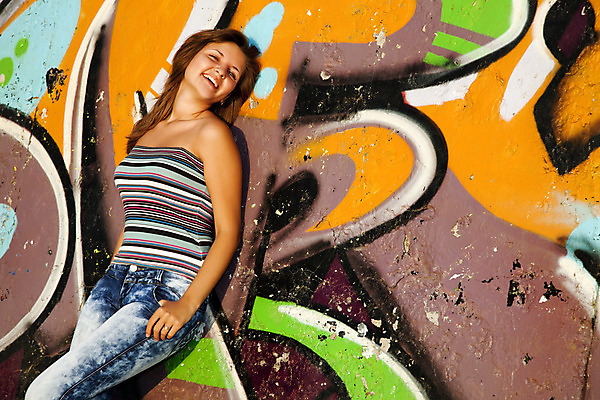 포토 JPG 해외이미지 백인 라이프스타일 여자 행복 백그라운드 거리 갈색머리 미술 한명 사람 성인 10대 빛 유행 기쁨 흰색 도시 그래피티 시원함 내추럴 스타일 해외202004 해외포토 서양인 1 헤어스타일 감정 컬러 청소년 문화예술 생활 낙서 그림 파일형식 이미지허브