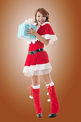 포토 JPG 해외이미지 응시 드레스 여자 행복 아시아 크리스마스 휴가 한국 선물 한명 미소 동양인 이벤트 상자 산타클로스 일본 중국 기쁨 축하 화려 12월 가득함 동쪽 길이 공유 고립 클라우스 해외202004 해외포토 1 시선 옷 기념일 감정 나라 컨셉 표정 사람 인종 날짜 방향 파일형식 이미지허브