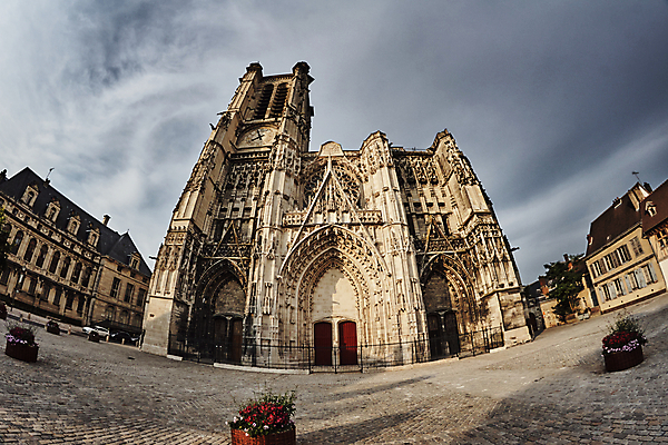 포토 JPG 해외이미지 구름 유럽 벽 시계 창문 하늘 사람없음 건물 장식 성당 교회 탑 프랑스 도시 중세 활 고딕 해외202004 해외포토 자연요소 건축물 나라 종교건축 역사 파일형식 이미지허브