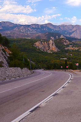포토 JPG 해외이미지 도로 길 바다 곡선 자연 산 풍경 사람없음 빨간색 물 파란색 고속도로 언덕 태평양 우크라이나 해외202004 해외포토 자연요소 유럽 선 컬러 교통시설 생태계 파일형식 이미지허브