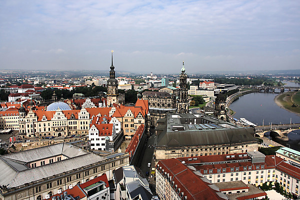 포토 JPG 해외이미지 건축양식 지붕 주택 독일 안테나 사람없음 건물 가로 강 도시풍경 탑 수확 도시 타운 스카이라인 옛날 해외202004 해외포토 건축물 건축 유럽 농업 통신 풍경 파일형식 이미지허브