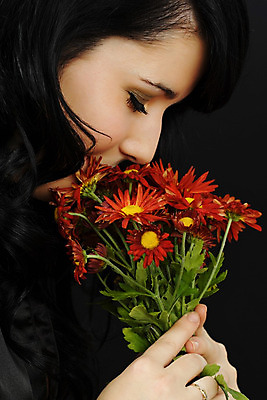 포토 JPG 해외이미지 백인 손 여자 꽃 꽃무늬 한명 옆모습 빨간색 검은색 잡기 치아 데이지 해외202004 해외포토 서양인 식물 1 뷰포인트 컬러 무늬 모션 사람 신체부위 소화기관 파일형식 이미지허브