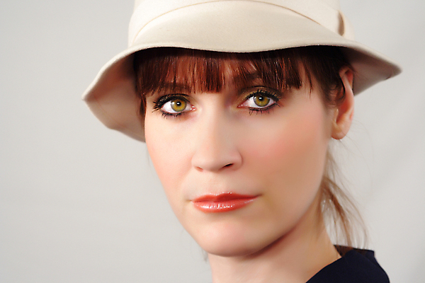 포토 JPG 해외이미지 한명 빨간색 해외202004 해외포토 1 컬러 사람 파일형식 이미지허브