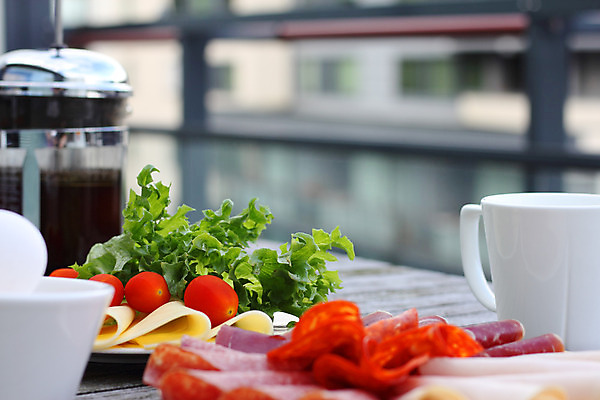 포토 JPG 해외이미지 접시 유럽 커피 음료 음식 토마토 채소 의자 유리 탁자 아침 치즈 샌드위치 건강 노르웨이 이끼 사람없음 야외 목재 컵 빨간색 초록색 계란 식사 카페 샐러드 추위 발코니 시골 신선 아침식사 상추 자르기 시리얼 대륙 햄 토스트 언론 에스프레소 프랑스어 번 스칸디나비아 스타일 해외202004 해외포토 주간 나무 문자 식기 나라 빵 컬러 가구 재료 모션 재질 유제품 육류 상점 알 파일형식 이미지허브