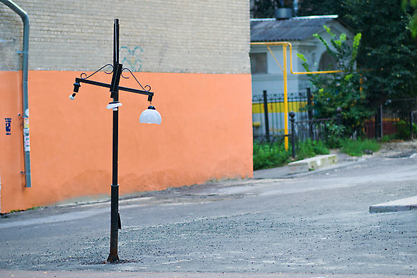 포토 JPG 해외이미지 외관 벽 전구 유리 조명 거리 주택 사람없음 야외 건물 빛 손상 장비 등불 램프 도시 보행로 타운 깨짐 해외202004 해외포토 건축물 길 컨셉 재질 파일형식 이미지허브