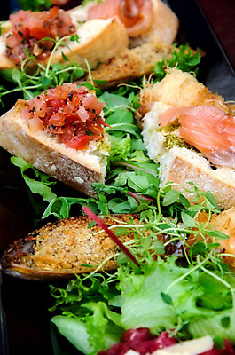 포토 JPG 해외이미지 접시 음식 빵 조각 결혼 백그라운드 토마토 채소 과일 부분 탁자 조개 샌드위치 건강 육류 어류 사람없음 목재 장식 초록색 파티 식당 식사 저녁식사 샐러드 흰색 신선 아침식사 상추 먹기 해산물 오브젝트 서비스 준비 날것 연어 훈제 점심식사 뷔페 해외202004 해외포토 나무 식기 컬러 가구 식재료 재료 모션 어패류 이벤트 상점 수중동물 파일형식 이미지허브